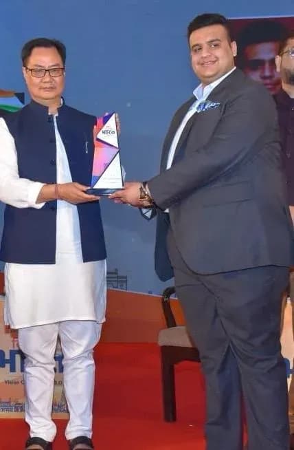 Sanath Khullar receiving an honour at a Bharat 24 event