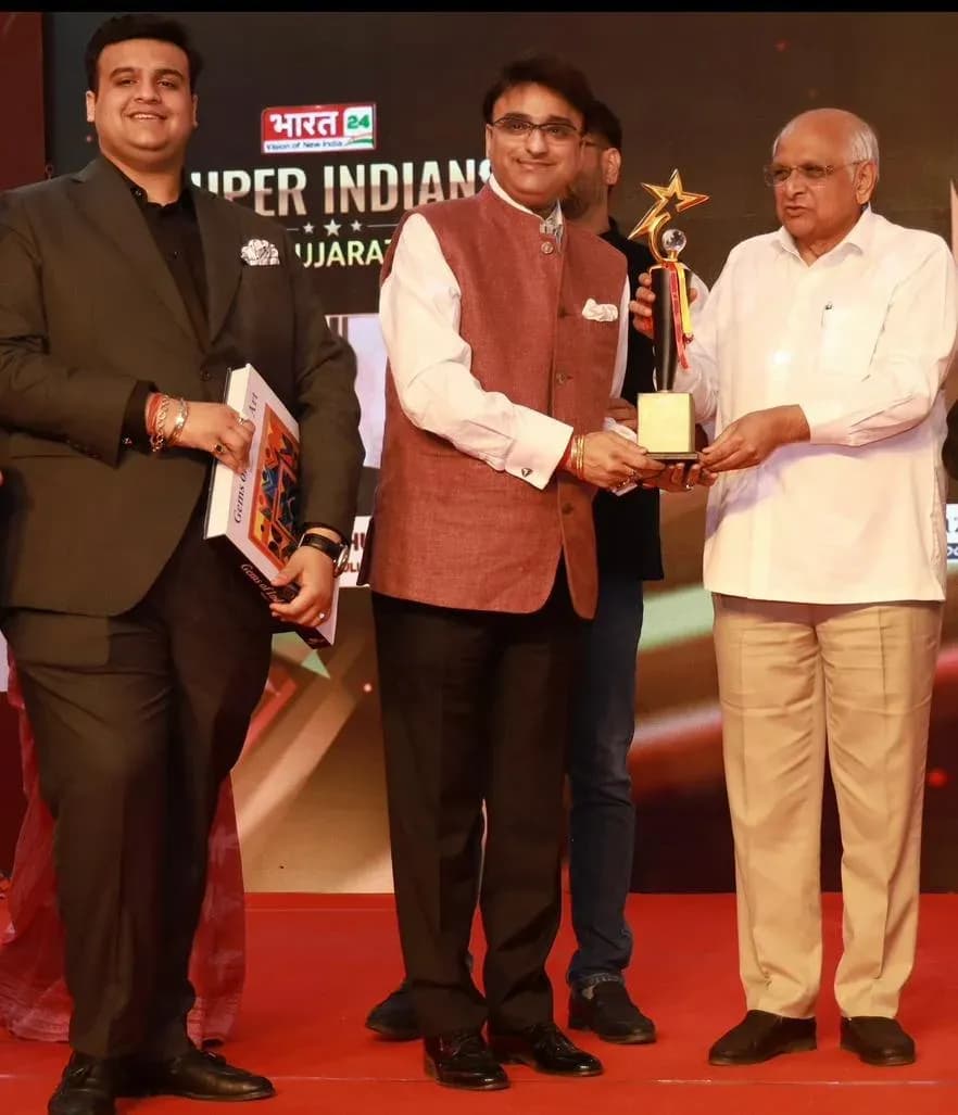 Gaurav Khullar receiving the Super Indians award, with Sanath Khullar